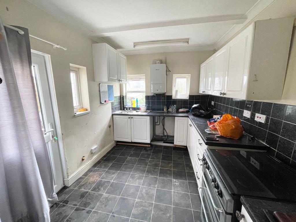 Lot: 36 - END-TERRACE HOUSE FOR REFURBISHMENT - Kitchen